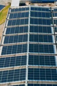 Utilizamos energia limpa para garantir o funcionamento de todo nosso parque industrial.